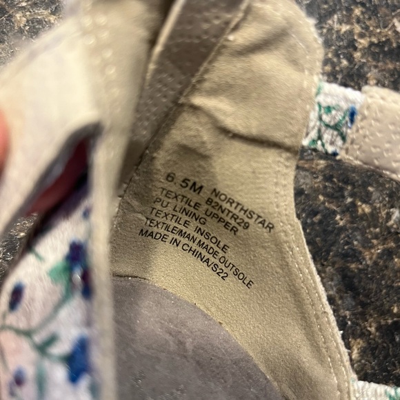 JBU Laser-Cut Ditzy Floral Wedge Sandals White Blue Green & Purple Size 6.5 - Picture 10 of 13